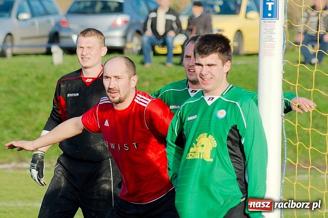 Zdjęcie w galerii na portalu naszraciborz.pl: Brzezie na kolanach. Mury Zameczku Czernica nie do sforsowania wiadomości z regionu