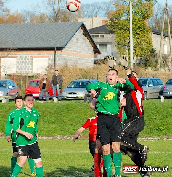 Zdjęcie w galerii na portalu naszraciborz.pl: Brzezie na kolanach. Mury Zameczku Czernica nie do sforsowania wiadomości z regionu
