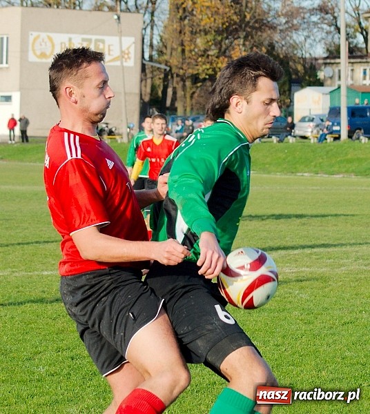 Zdjęcie w galerii na portalu naszraciborz.pl: Brzezie na kolanach. Mury Zameczku Czernica nie do sforsowania wiadomości z regionu