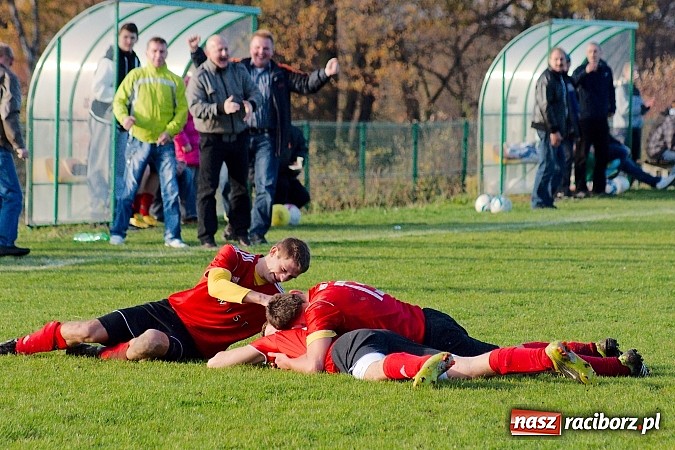 Zdjęcie w galerii na portalu naszraciborz.pl: Brzezie na kolanach. Mury Zameczku Czernica nie do sforsowania wiadomości z regionu