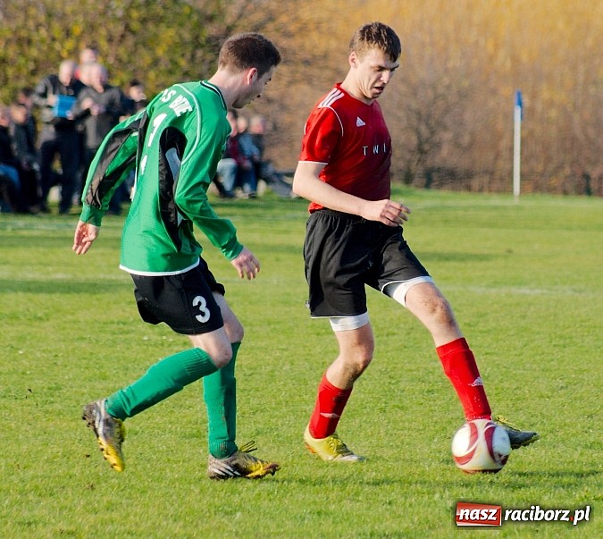 Zdjęcie w galerii na portalu naszraciborz.pl: Brzezie na kolanach. Mury Zameczku Czernica nie do sforsowania wiadomości z regionu