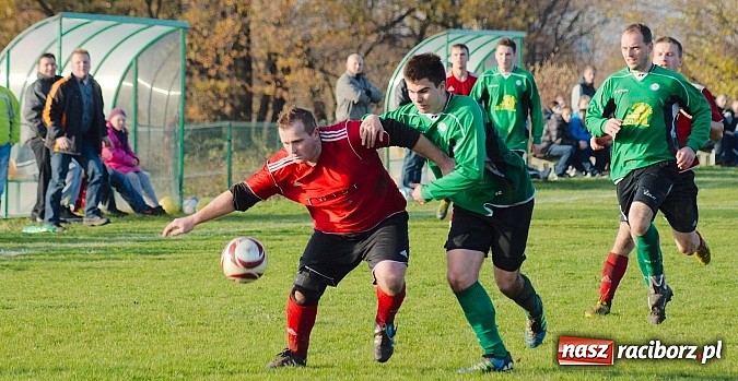 Zdjęcie w galerii na portalu naszraciborz.pl: Brzezie na kolanach. Mury Zameczku Czernica nie do sforsowania wiadomości z regionu