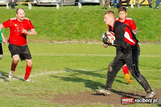 Zdjęcie w galerii na portalu naszraciborz.pl: Brzezie na kolanach. Mury Zameczku Czernica nie do sforsowania wiadomości z regionu