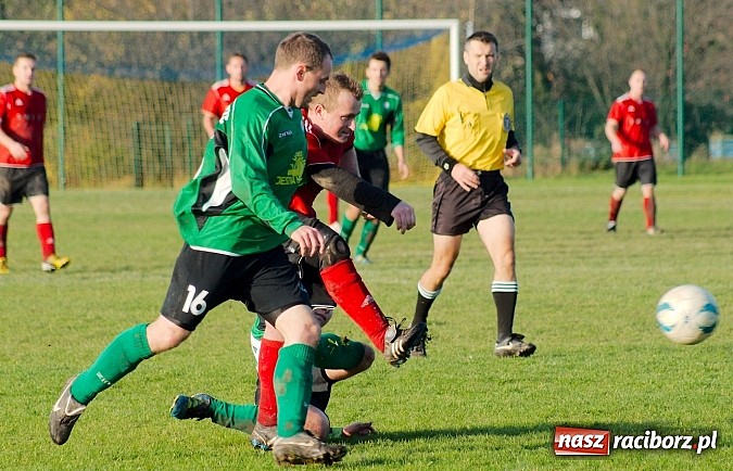 Zdjęcie w galerii na portalu naszraciborz.pl: Brzezie na kolanach. Mury Zameczku Czernica nie do sforsowania wiadomości z regionu