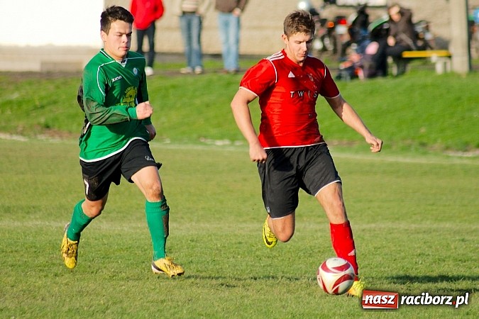Zdjęcie w galerii na portalu naszraciborz.pl: Brzezie na kolanach. Mury Zameczku Czernica nie do sforsowania wiadomości z regionu
