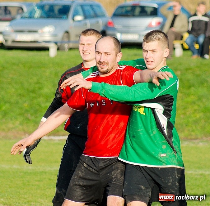 Zdjęcie w galerii na portalu naszraciborz.pl: Brzezie na kolanach. Mury Zameczku Czernica nie do sforsowania wiadomości z regionu
