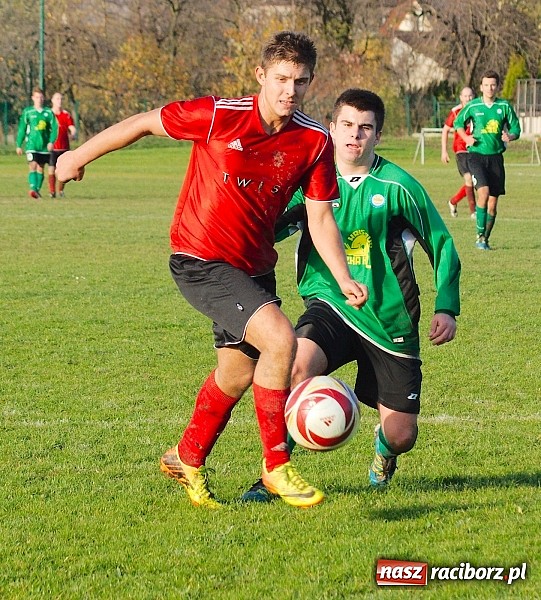 Zdjęcie w galerii na portalu naszraciborz.pl: Brzezie na kolanach. Mury Zameczku Czernica nie do sforsowania wiadomości z regionu