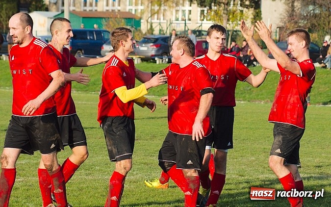 Zdjęcie w galerii na portalu naszraciborz.pl: Brzezie na kolanach. Mury Zameczku Czernica nie do sforsowania wiadomości z regionu