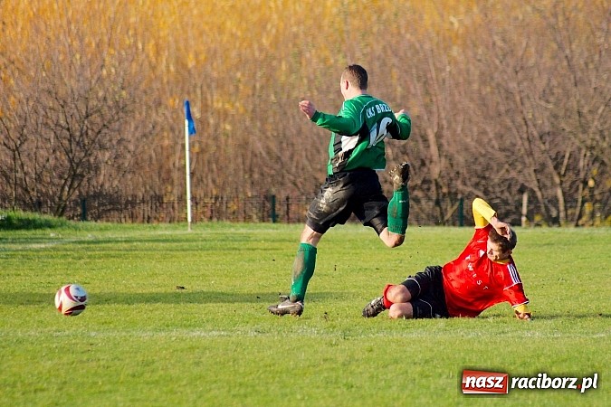 Zdjęcie w galerii na portalu naszraciborz.pl: Brzezie na kolanach. Mury Zameczku Czernica nie do sforsowania wiadomości z regionu