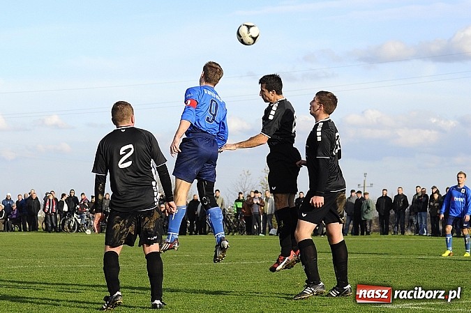 Zdjęcie w galerii na portalu naszraciborz.pl: Borucin zwycięża w hicie A klasy wiadomości z regionu