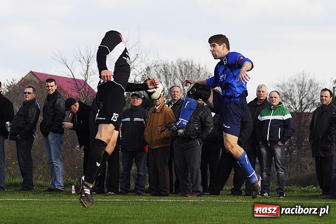 Zdjęcie w galerii na portalu naszraciborz.pl: Borucin zwycięża w hicie A klasy wiadomości z regionu