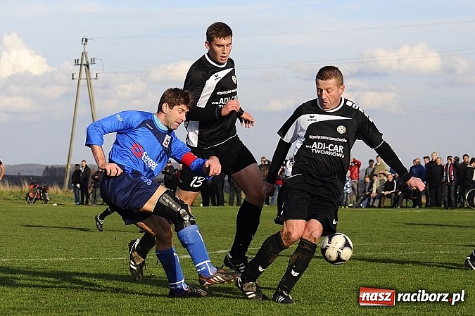 Zdjęcie w galerii na portalu naszraciborz.pl: Borucin zwycięża w hicie A klasy wiadomości z regionu