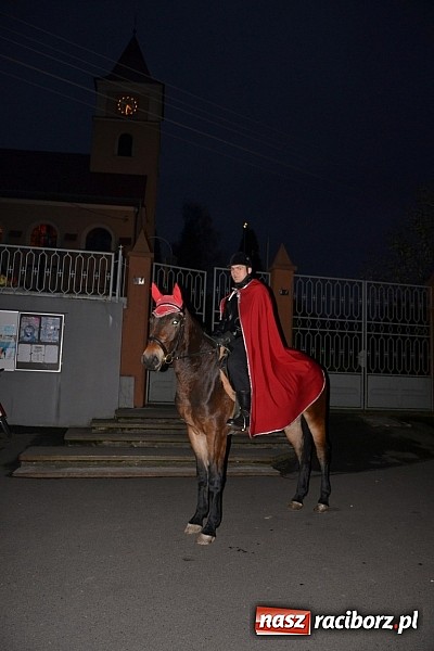 Zdjęcie w galerii na portalu naszraciborz.pl: Po zmroku św. Marcin pojawił się w Owsiszczach wiadomości z regionu