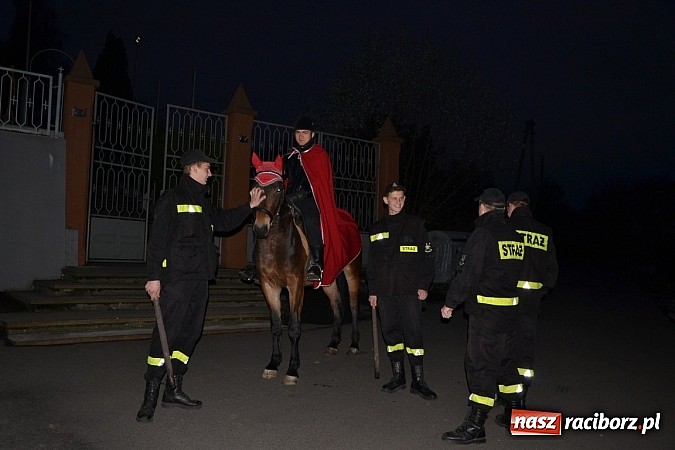 Zdjęcie w galerii na portalu naszraciborz.pl: Po zmroku św. Marcin pojawił się w Owsiszczach wiadomości z regionu