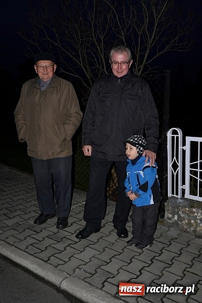 Zdjęcie w galerii na portalu naszraciborz.pl: Po zmroku św. Marcin pojawił się w Owsiszczach wiadomości z regionu