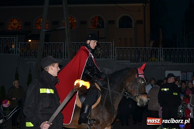 Zdjęcie w galerii na portalu naszraciborz.pl: Po zmroku św. Marcin pojawił się w Owsiszczach wiadomości z regionu