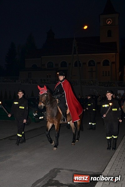 Zdjęcie w galerii na portalu naszraciborz.pl: Po zmroku św. Marcin pojawił się w Owsiszczach wiadomości z regionu