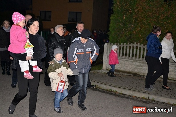 Zdjęcie w galerii na portalu naszraciborz.pl: Po zmroku św. Marcin pojawił się w Owsiszczach wiadomości z regionu