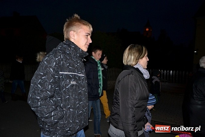 Zdjęcie w galerii na portalu naszraciborz.pl: Po zmroku św. Marcin pojawił się w Owsiszczach wiadomości z regionu