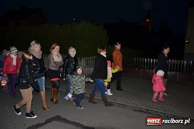 Zdjęcie w galerii na portalu naszraciborz.pl: Po zmroku św. Marcin pojawił się w Owsiszczach wiadomości z regionu