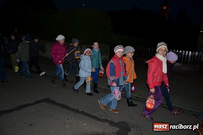 Zdjęcie w galerii na portalu naszraciborz.pl: Po zmroku św. Marcin pojawił się w Owsiszczach wiadomości z regionu