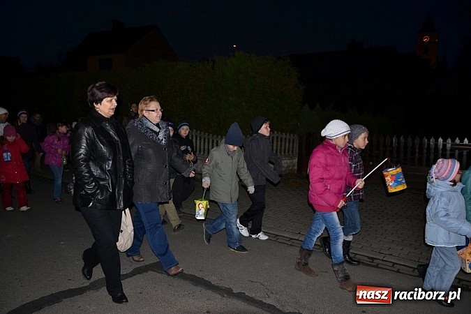 Zdjęcie w galerii na portalu naszraciborz.pl: Po zmroku św. Marcin pojawił się w Owsiszczach wiadomości z regionu