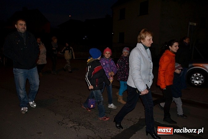 Zdjęcie w galerii na portalu naszraciborz.pl: Po zmroku św. Marcin pojawił się w Owsiszczach wiadomości z regionu