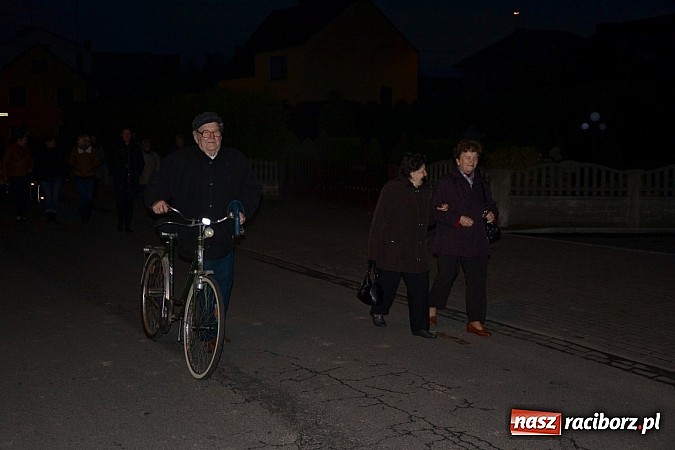 Zdjęcie w galerii na portalu naszraciborz.pl: Po zmroku św. Marcin pojawił się w Owsiszczach wiadomości z regionu
