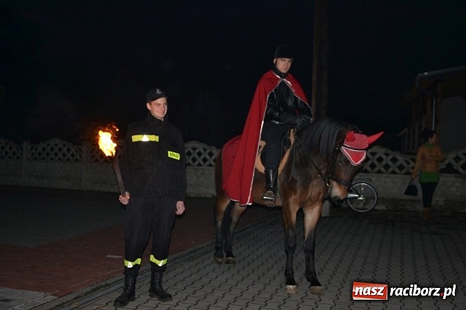 Zdjęcie w galerii na portalu naszraciborz.pl: Po zmroku św. Marcin pojawił się w Owsiszczach wiadomości z regionu