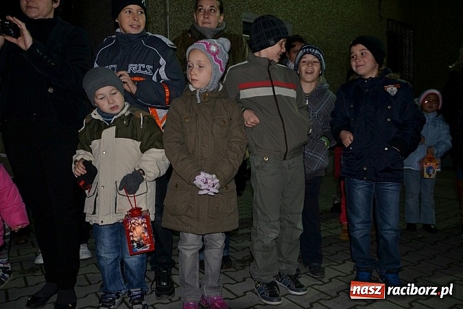 Zdjęcie w galerii na portalu naszraciborz.pl: Po zmroku św. Marcin pojawił się w Owsiszczach wiadomości z regionu