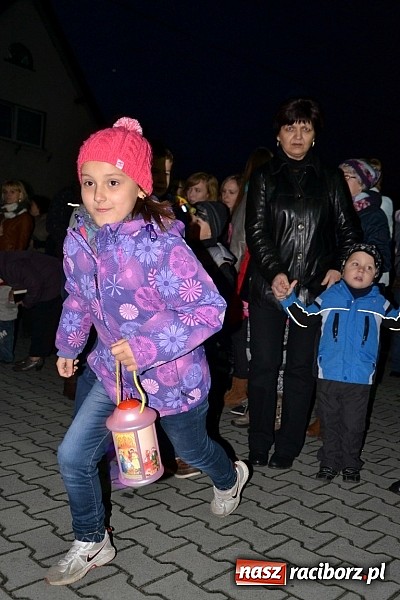 Zdjęcie w galerii na portalu naszraciborz.pl: Po zmroku św. Marcin pojawił się w Owsiszczach wiadomości z regionu