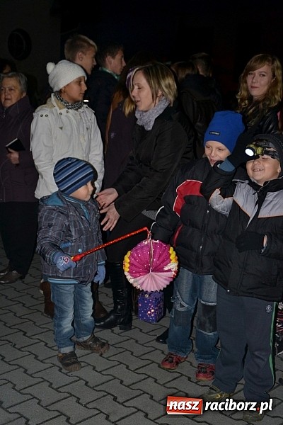 Zdjęcie w galerii na portalu naszraciborz.pl: Po zmroku św. Marcin pojawił się w Owsiszczach wiadomości z regionu