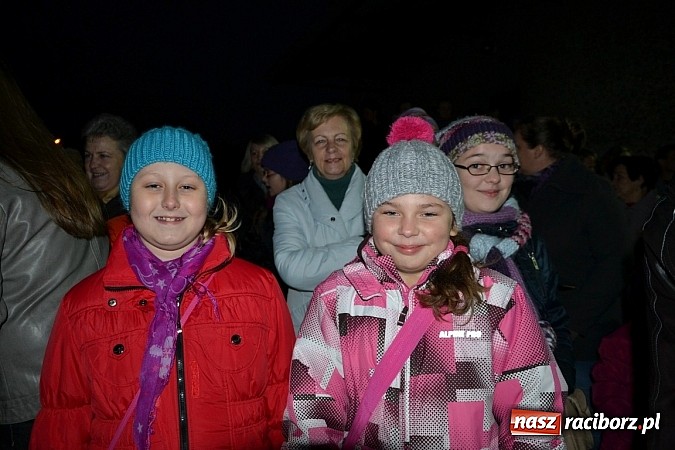 Zdjęcie w galerii na portalu naszraciborz.pl: Po zmroku św. Marcin pojawił się w Owsiszczach wiadomości z regionu