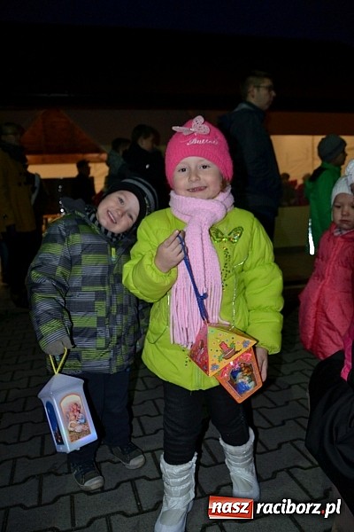 Zdjęcie w galerii na portalu naszraciborz.pl: Po zmroku św. Marcin pojawił się w Owsiszczach wiadomości z regionu