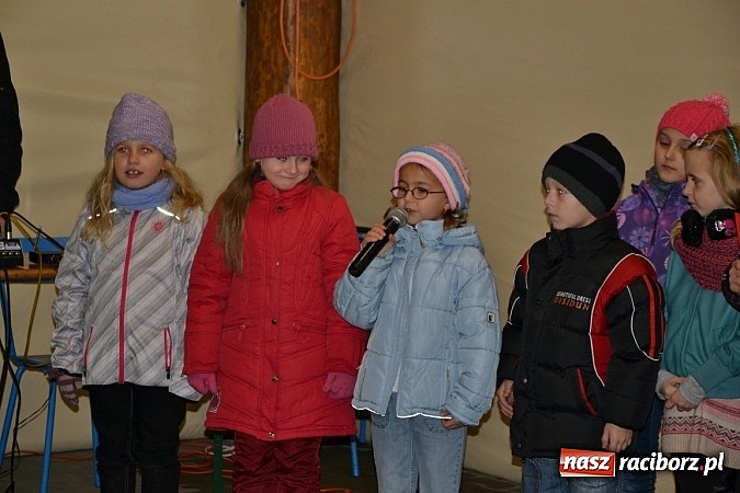 Zdjęcie w galerii na portalu naszraciborz.pl: Po zmroku św. Marcin pojawił się w Owsiszczach wiadomości z regionu