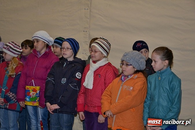 Zdjęcie w galerii na portalu naszraciborz.pl: Po zmroku św. Marcin pojawił się w Owsiszczach wiadomości z regionu