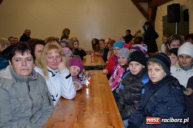 Zdjęcie w galerii na portalu naszraciborz.pl: Po zmroku św. Marcin pojawił się w Owsiszczach wiadomości z regionu