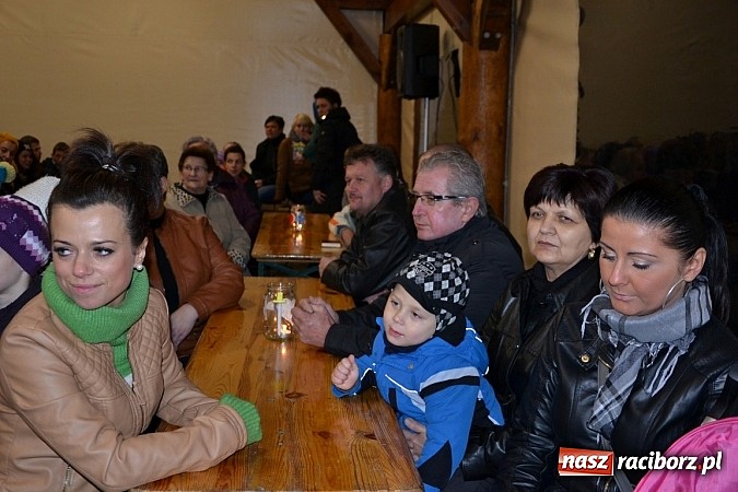 Zdjęcie w galerii na portalu naszraciborz.pl: Po zmroku św. Marcin pojawił się w Owsiszczach wiadomości z regionu