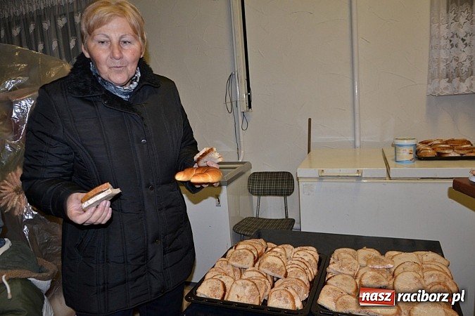 Zdjęcie w galerii na portalu naszraciborz.pl: Po zmroku św. Marcin pojawił się w Owsiszczach wiadomości z regionu
