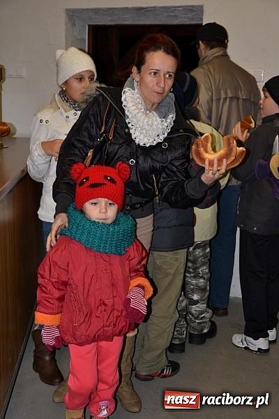 Zdjęcie w galerii na portalu naszraciborz.pl: Po zmroku św. Marcin pojawił się w Owsiszczach wiadomości z regionu