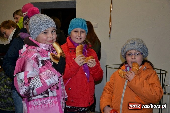 Zdjęcie w galerii na portalu naszraciborz.pl: Po zmroku św. Marcin pojawił się w Owsiszczach wiadomości z regionu