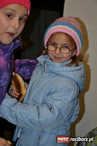 Zdjęcie w galerii na portalu naszraciborz.pl: Po zmroku św. Marcin pojawił się w Owsiszczach wiadomości z regionu