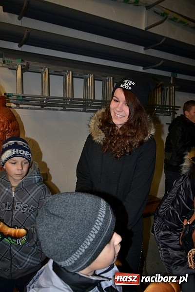 Zdjęcie w galerii na portalu naszraciborz.pl: Po zmroku św. Marcin pojawił się w Owsiszczach wiadomości z regionu