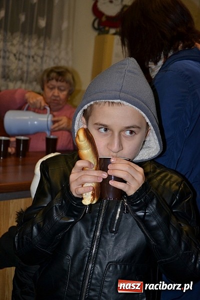 Zdjęcie w galerii na portalu naszraciborz.pl: Po zmroku św. Marcin pojawił się w Owsiszczach wiadomości z regionu