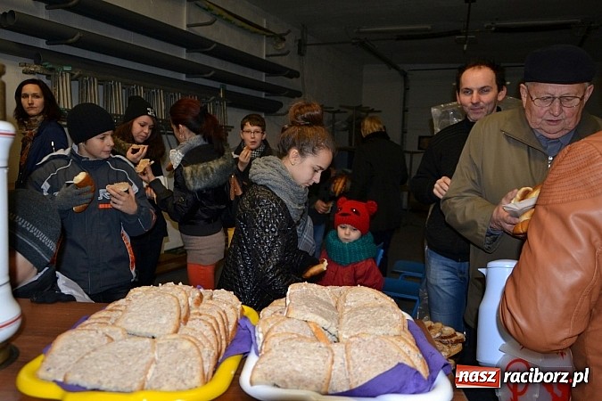 Zdjęcie w galerii na portalu naszraciborz.pl: Po zmroku św. Marcin pojawił się w Owsiszczach wiadomości z regionu