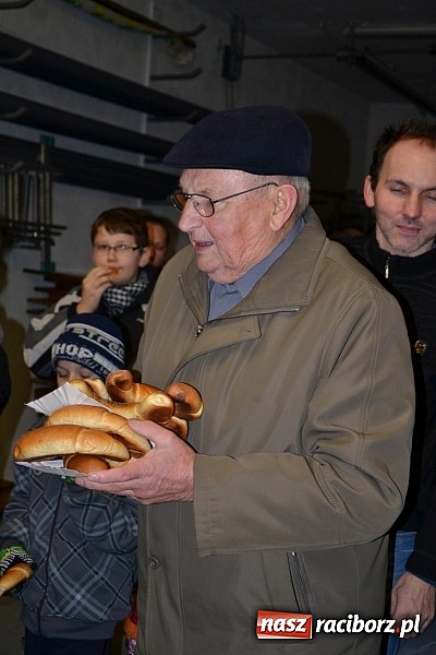 Zdjęcie w galerii na portalu naszraciborz.pl: Po zmroku św. Marcin pojawił się w Owsiszczach wiadomości z regionu