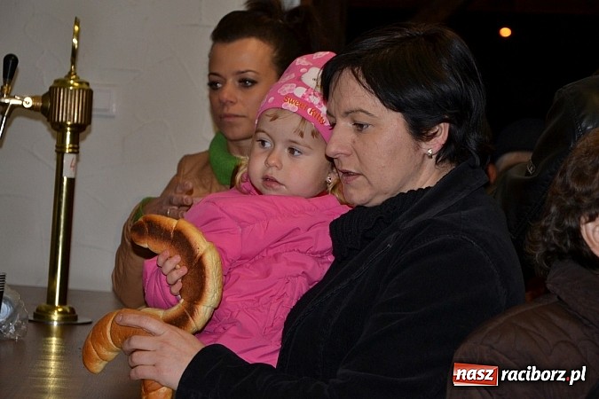 Zdjęcie w galerii na portalu naszraciborz.pl: Po zmroku św. Marcin pojawił się w Owsiszczach wiadomości z regionu