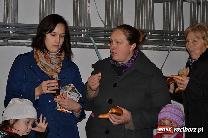 Zdjęcie w galerii na portalu naszraciborz.pl: Po zmroku św. Marcin pojawił się w Owsiszczach wiadomości z regionu