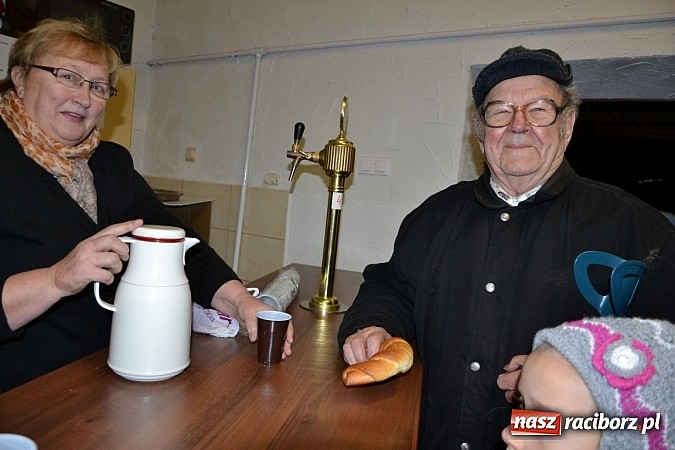 Zdjęcie w galerii na portalu naszraciborz.pl: Po zmroku św. Marcin pojawił się w Owsiszczach wiadomości z regionu