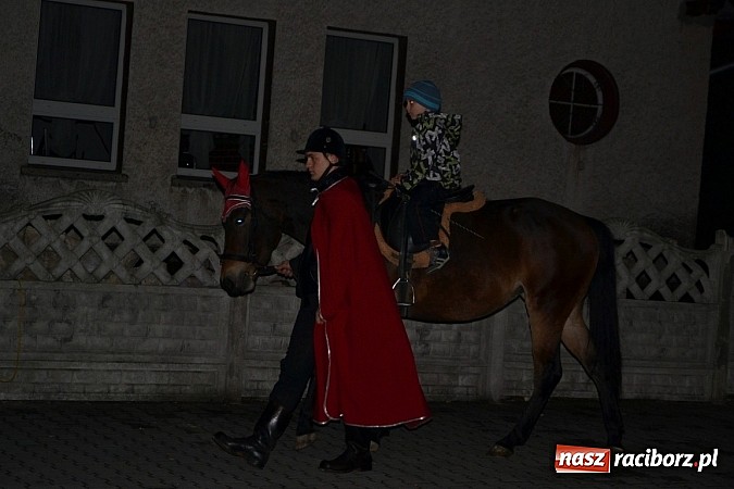 Zdjęcie w galerii na portalu naszraciborz.pl: Po zmroku św. Marcin pojawił się w Owsiszczach wiadomości z regionu